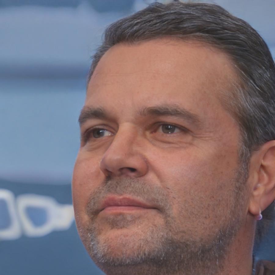 Portrait de Christophe Delacroix, analyste financier senior